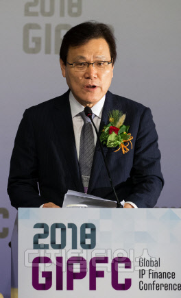 최종구 금융위원장이 29일 서울 중구 소공로 더플라자 호텔에서 열린 글로벌 IP금융 콘퍼런스에서 인사말을 하고 있다. 금융위원회 제공.